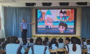 红光边境派出所助力幼儿园“开学第一课”